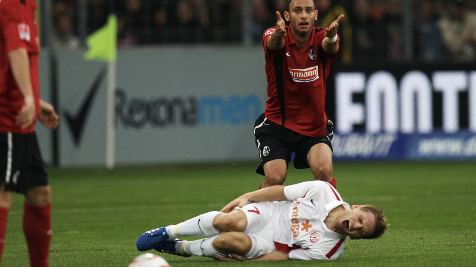 
                <strong>Abwehr: Ömer Toprak</strong><br>
                Das Beste, was er in den vergangenen zehn Jahren im Jugendbereich gesehen habe, so Jürgen Kohler über den jungen Freiburger Toprak. Nach dessen erster Bundesliga-Saison mit 19 Jahren dann der Kartunfall 2009, nicht viele rechneten mit einem Comeback. Doch Toprak kam zurück - und hielt mit dem Sportclub bis 2011 souverän die Klasse.
              