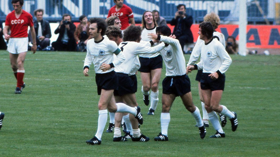 Jubel bei der deutschen Mannschaft um Kapitän Franz Beckenbauer (li.).