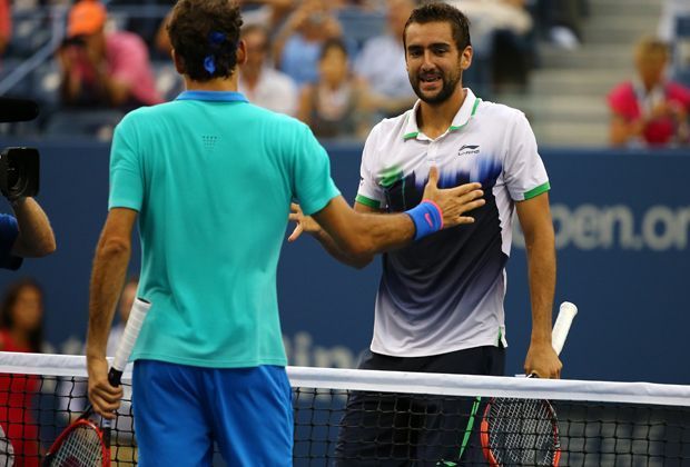 
                <strong>Halbfinale: Cilic - Federer (Nr. 3)</strong><br>
                Noch glatter läuft es bei Cilic - und das gegen den US-Open-Rekord-Champion Roger Federer. Den Schweizer Seriensieger der Jahre 2004 bis 2008 fegt er in nur 1:45 Stunden mit 6:3, 6:4, 6:4 vom Platz. Die Sensation ist perfekt.
              