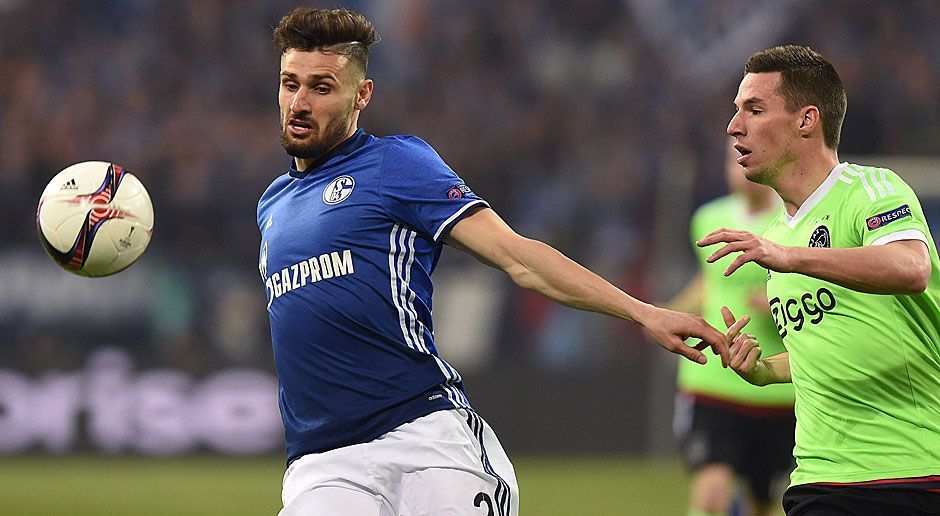 
                <strong>Daniel Caligiuri</strong><br>
                In der ersten Halbzeit der Unauffälligste in einer guten Schalker Offensive. Caligiuri kann sich kaum einmal über die rechte Seite durchsetzen. Dafür ist die Abwehrarbeit des 29-Jährigen im Gegensatz zum Hinspiel diesmal in Ordnung. Nach 100 Minuten ohne Torchance ist es dann ausgerechnet Caligiuri, der das 3:0 für Schalke erzielt. Super geht er dem Kolasinac' Flanke entgegen, super nickt er den Ball ins lange Eck. ran-Note: 3
              