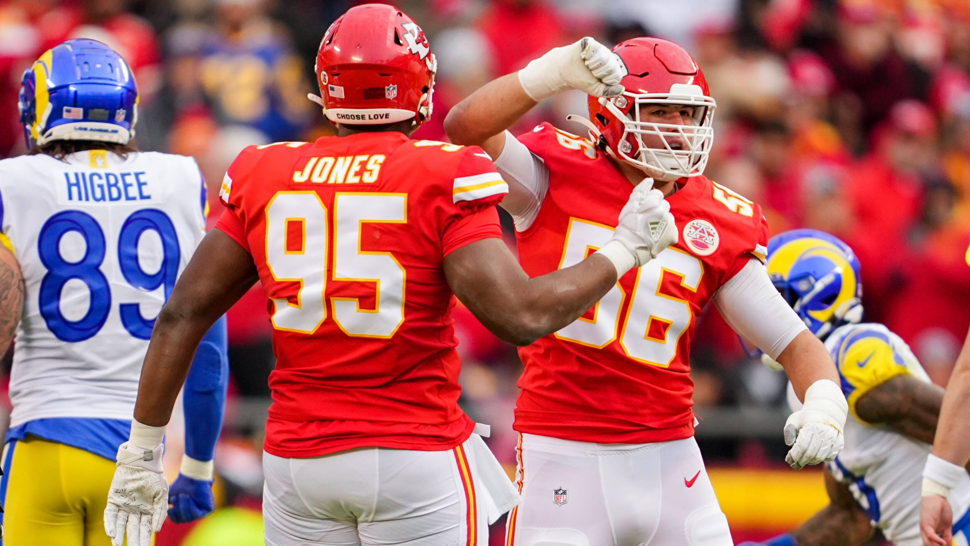 <strong>Chiefs-Front könnte spielentscheidend werden </strong><br>Auch das andere Aufeinandertreffen der beiden Lines dürfte entscheidend werden. Chiefs-DC Steve Spagnuolo lässt wenig blitzen, schickt meist nur die Defensive Line um Chris Jones und George Karlaftis in Richtung Quarterback. Bislang mit Erfolg, nur die Ravens und Bills verbuchten mehr Sacks.