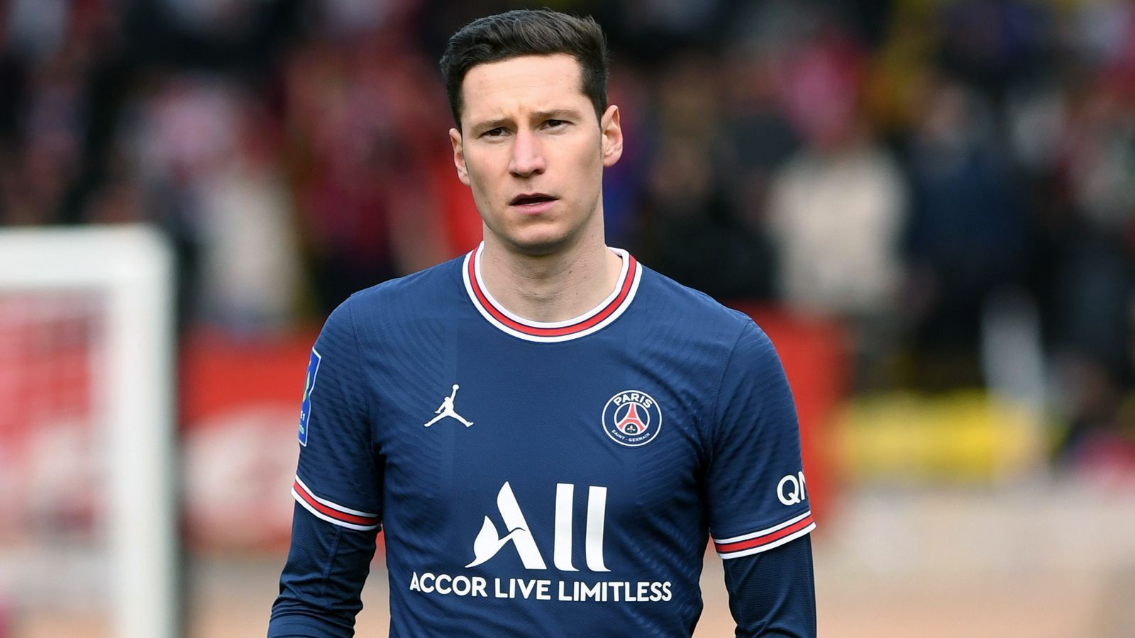 
                <strong>Julian Draxler</strong><br>
                Der deutsche Weltmeister Julian Draxler gilt laut diversen Medienberichten schon seit längerer Zeit als möglicher Verkaufskandidat von PSG. Der 28-Jährige hat zwar noch einen Vertrag bis 2024, aber konnte sich schon in der jüngeren Vergangenheit kaum einmal gegen die übermächtige Konkurrenz auf seinen Positionen behaupten. Laut "L'Equipe" würde PSG im Sommer 2022 Angebote in einer Größenordnung für Draxler annehmen, die der Klub vor einem Jahr noch abgelehnt hätte. Sprich: Draxler wird beim französischen Meister nicht mehr gebraucht und PSG hätte wohl nichts dagegen, den Routinier von der Gehaltliste zu bekommen.
              