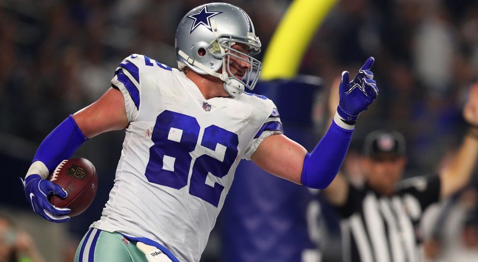 
                <strong>Jason Witten (Dallas Cowboys)</strong><br>
                Beim Auftaktspiel der Dallas Cowboys gegen die New York Giants reichten Jason Witten 17 Yards, um Michael Irvin als Spieler mit den meisten Receiving-Yards in der Cowboys-Geschichte abzulösen. Es dauerte bis ins zweite Viertel, dann durchbrach der Tight End mit einem 11-Yard-Catch die alte Marke von 11.904 Yards. Am Ende des Spiels stand Witten bei insgesamt 11.947 Karriere-Receiving-Yards. Außerdem schloss er mit seinem 224. Spiel im Trikot der Cowboys zu Rekordspieler Ed Jones auf.
              