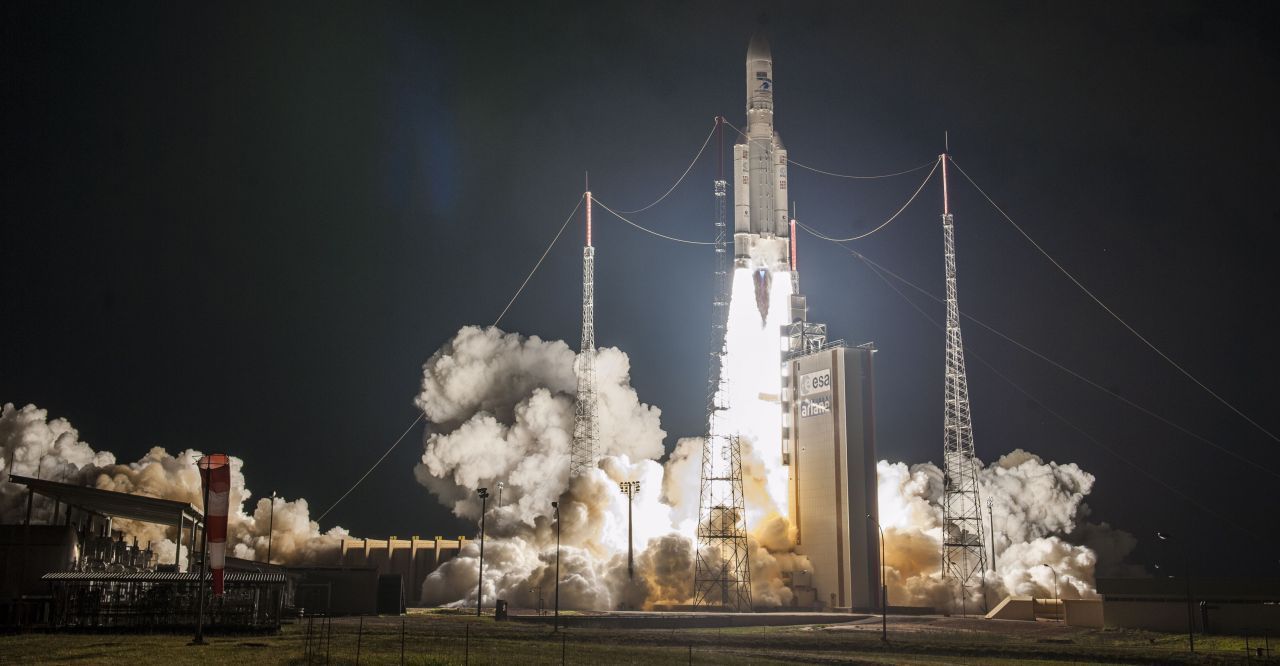 Die Entwicklung der europäischen Rakete Ariane 5 hat 5,8 Milliarden Euro gekostet. Sie sollte ursprünglich auch Astronaut:innen ins All befördern.