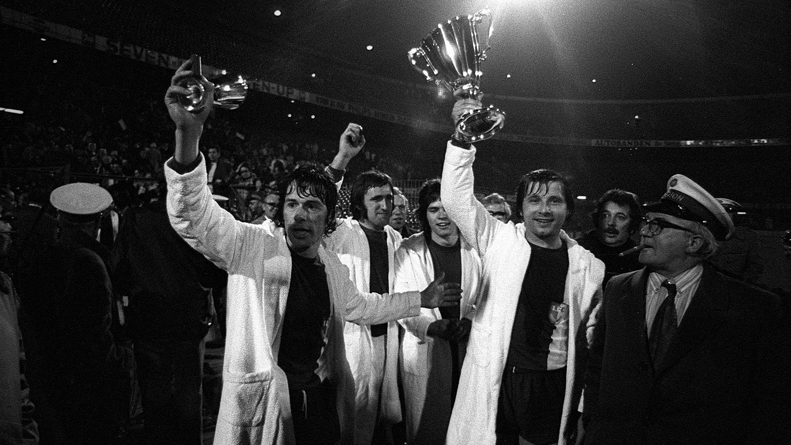 
                <strong>Magdeburg war Europapokalsieger der Pokalsieger</strong><br>
                Auch ein internationaler Titel steht im Portfolio der 3. Liga. Der 1. FC Magdeburg gewann 1973/1974 den Europapokal der Pokalsieger - nach einem 2:0 im Finale über den AC Mailand. Gefeiert wurde anschließend standesgemäß in Bademänteln.
              