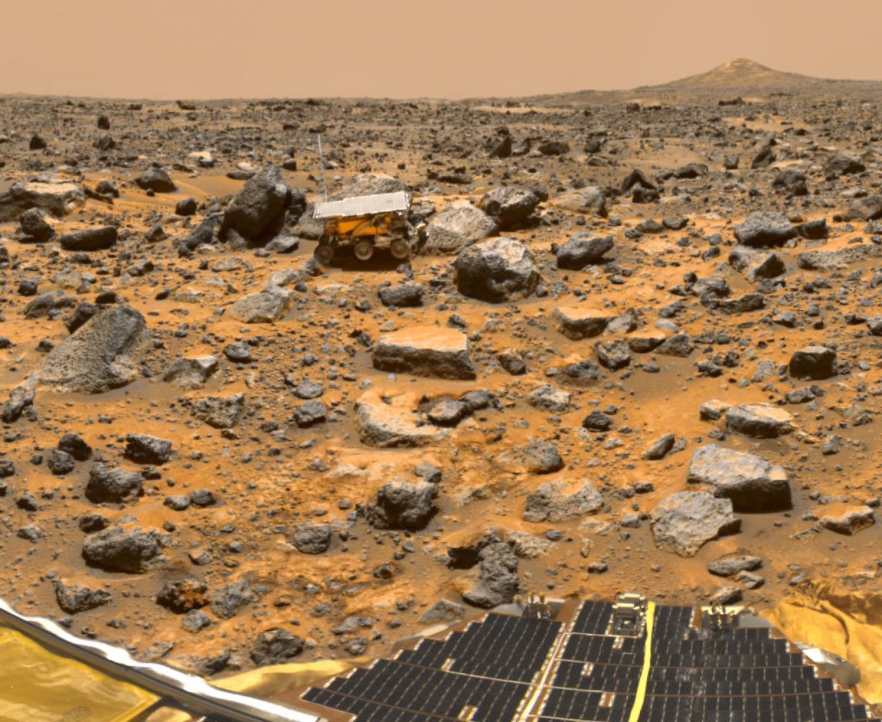 A star is born: Der erste Superstar auf dem Mars war "Solojourner". Der kleine Rover landete 1997 und legte in seinen 83 Arbeitstagen gerade mal 100 Meter zurück.