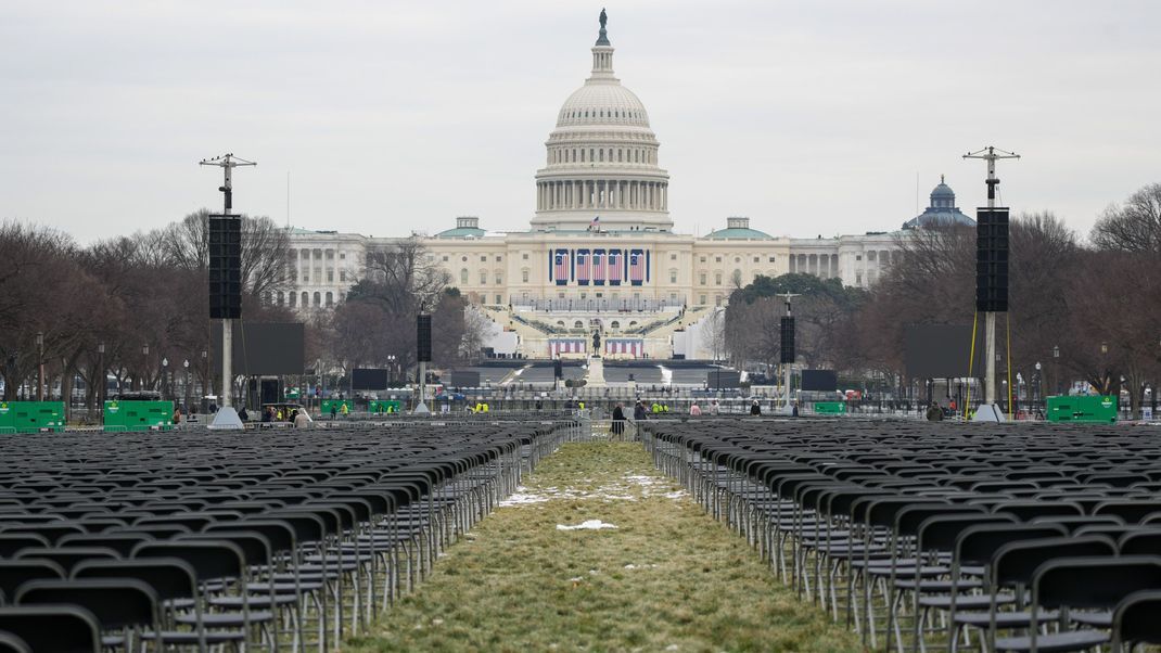 17. Januar.2025, USA, Washington: Leere Stühle stehen vor dem Kapitol.