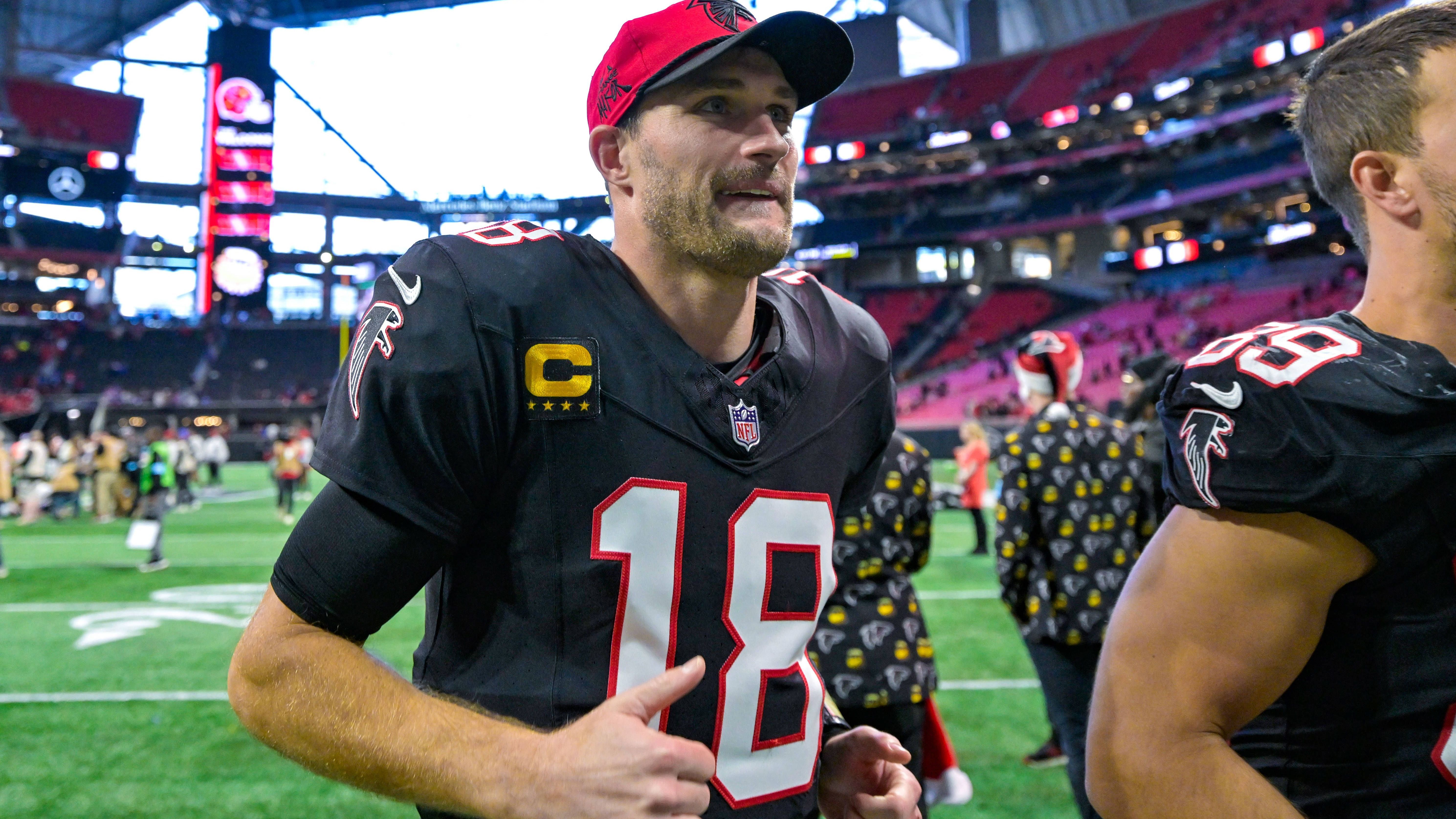 <strong>Atlanta Falcons</strong><br>Lange wurde über eine mögliche Entlassung von Kirk Cousins spekuliert, um womöglich einen Roster Bonus in Höhe von zehn Millionen Dollar zu sparen. Doch nichts da, trotz seiner Degradierung zur Nummer zwei hinter Michael Penix Jr. entschieden sich die Falcons dazu, Cousins zu behalten.<br>• Starter: Michael Penix Jr.<br>• Backups: Kirk Cousins (im Bild), Emory Jones