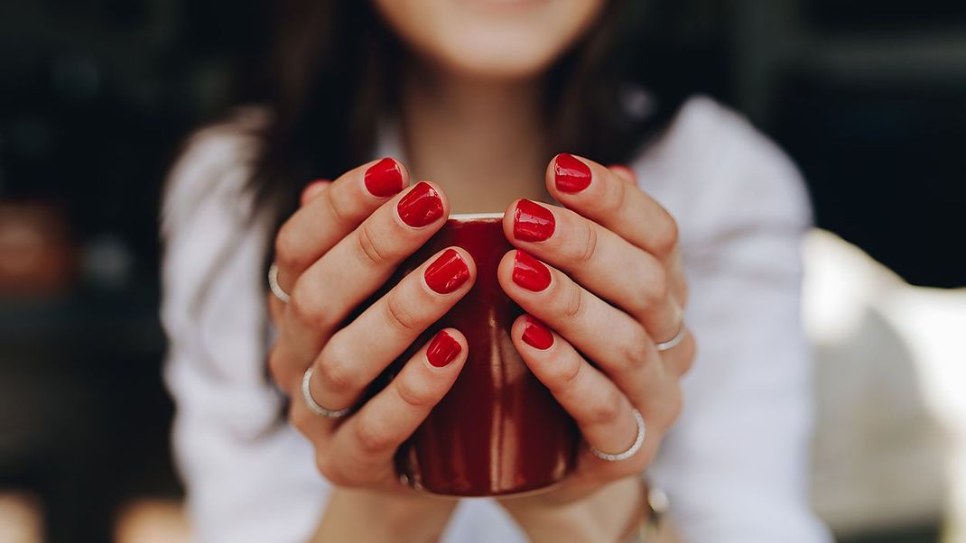 Rote Fingernägel bedeutet Glück in der Liebe? Das Gerücht geht zumindest rum ...