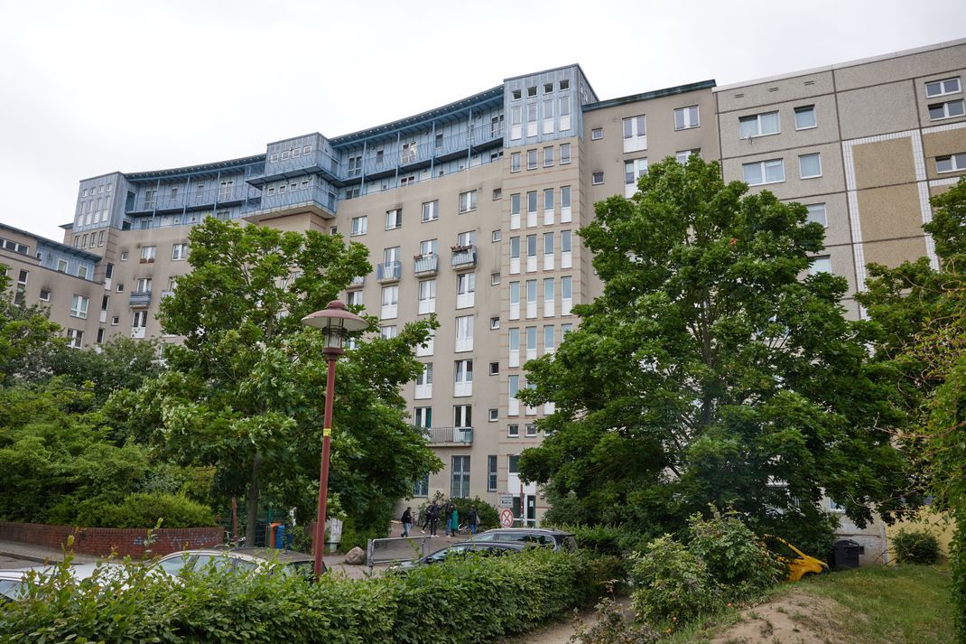 Ein schwer verletztes kleines Mädchen ist in einer Katzenbox im Berliner Bezirk Treptow-Köpenick vor dem Mietshaus gefunden worden. 