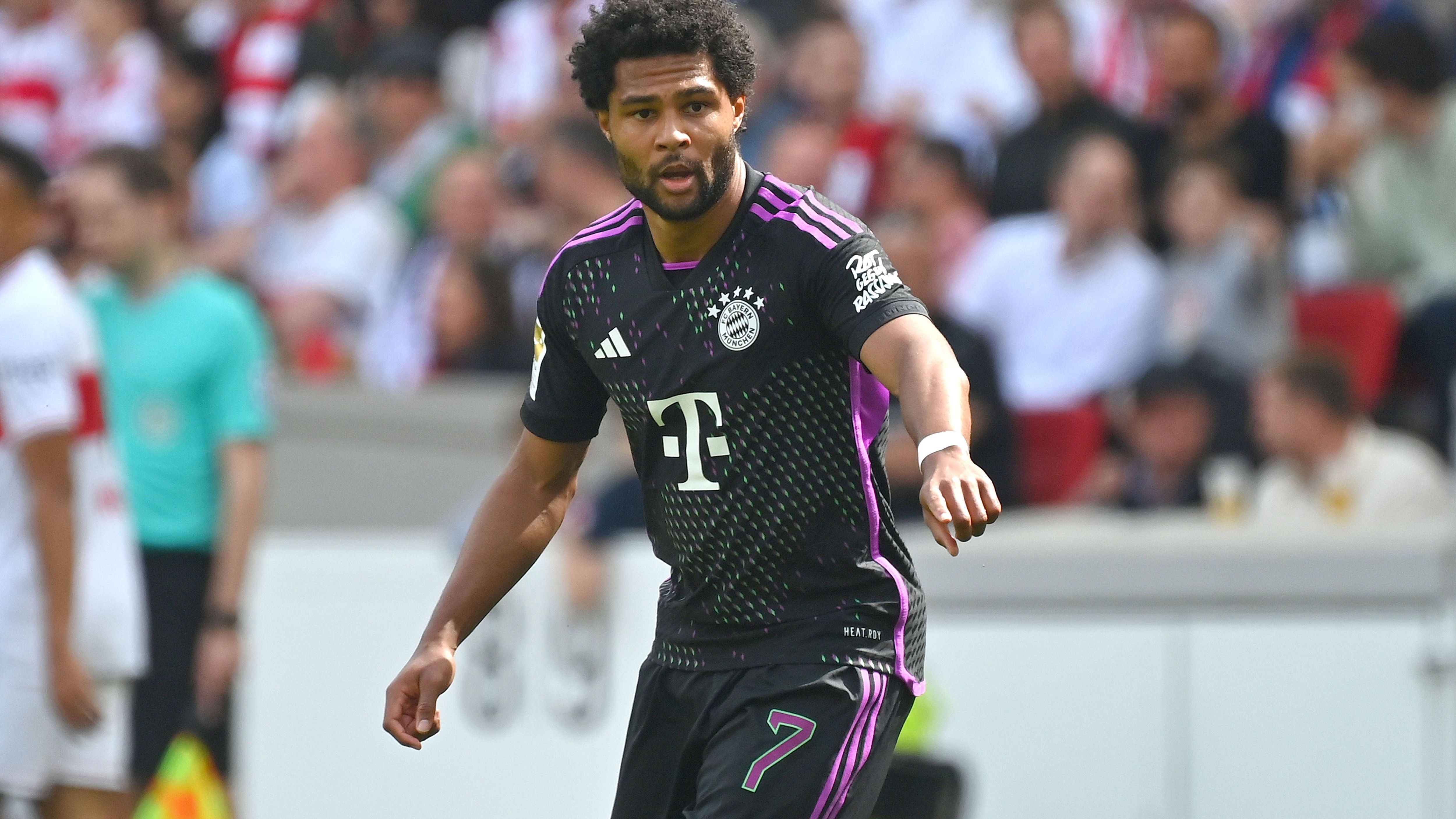 <strong>Serge Gnabry</strong><br>Der Flügelspieler blickt auf eine verletzungsgeplagte Saison zurück. Sein Vertrag beim FC Bayern läuft noch bis zum Sommer 2026. Sein Jahresgehalt wird von der "Bild" auf 20 Millionen Euro geschätzt. Dies dürfte es schwer machen, einen Abnehmer zu finden. Laut Medienberichten gilt Gnabry aber schon länger als Verkaufskandidat.&nbsp;