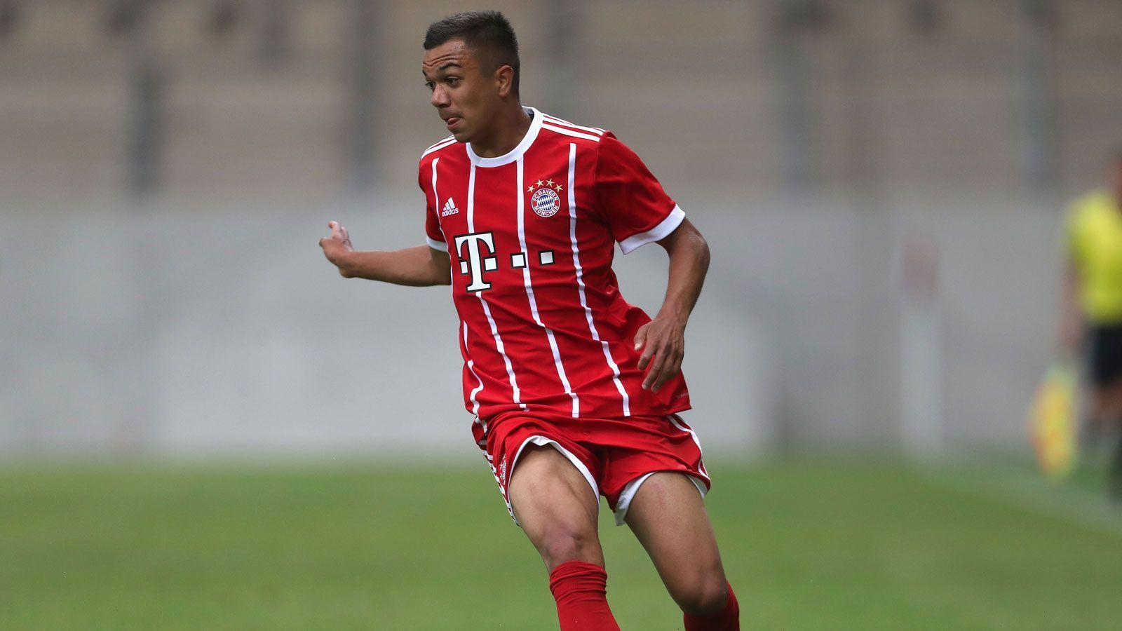 
                <strong>Oliver Batista Meier, U17 Silber</strong><br>
                Die U17-Medaille in Silber wird Oliver Batista Meier überreicht. Der Linksaußen wechselte in der U17 vom 1. FC Kaiserslautern zu den Bayern und kam bei den FCB-Amateuren immerhin schon auf einen Regionalliga-Einsatz. Außerdem lief Meier schon elf mal für die U17-Nationalmannschaft auf. 
              