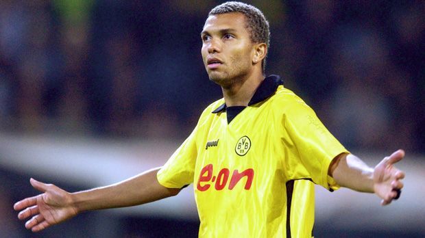 
                <strong>Marcio Amoroso</strong><br>
                Marcio Amoroso - 2004: Der Brasilianer wurde Torschützenkönig in der Bundesliga und war in 59 Partien an 38 Toren direkt beteiligt. 2004 wurde der Vertrag des Brasilianers nach Meinungsverschiedenheiten mit der Klubführung zu Beginn der Saison aufgelöst. Eine derartig starke Torquote gelang dem Stürmer bei seinen folgenden Vereinen (hauptsächlich Brasilien) nie mehr. 2009 beendete Amoroso seine Karriere.
              