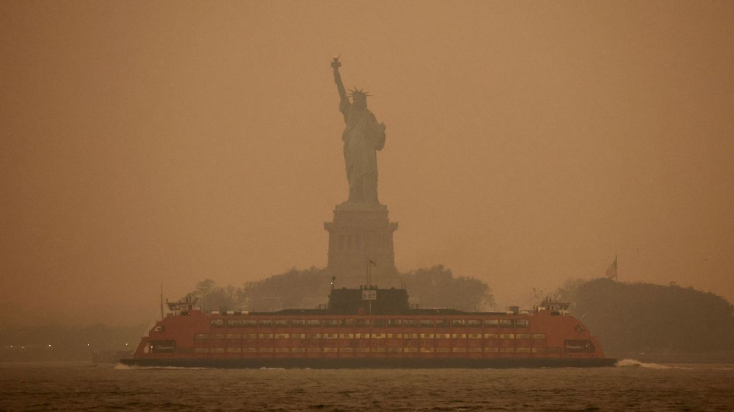Auch die Freiheitsstatue in New York versinkt im Nebel.
