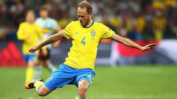 
                <strong>Andreas Granqvist (SWE)</strong><br>
                Platz 2 - Andreas Granqvist (Schweden): Er hat wirklich alles gegeben, am Ende hat es für Schweden bekanntlich nicht gereicht. Andreas Granqvist gewann 47 seiner 69 Zweikämpfe (69,12 Prozent). Der 31-Jährige ist der beste Verteidiger in dieser Rangliste, denn ...
              