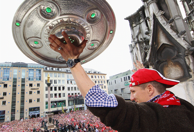 
                <strong>Bastian Schweinsteiger</strong><br>
                Bayern-Ikone Bastian Schweinsteiger sammelt Meisterschaften, wie andere Leute Briefmarken. Bei acht Meistertiteln (2003, 2005, 2006, 2008, 2010, 2013, 2014, 2015) ist der "Fußballgott" bislang angekommen.
              