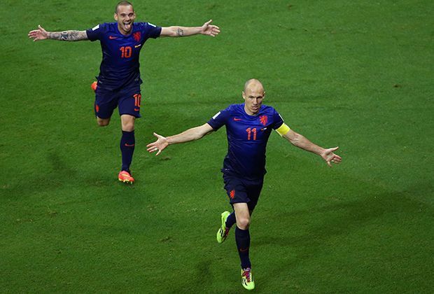 
                <strong>Spanien vs. Niederlande: 1:5 - Lehrstunde in Oranje</strong><br>
                Sneijder (2 Assists), Robben (2 Tore), Van Persie (2 Tore) - die Offensive der Niederländer überfordert die spanische Defensive an diesem Abend auch regulär.
              