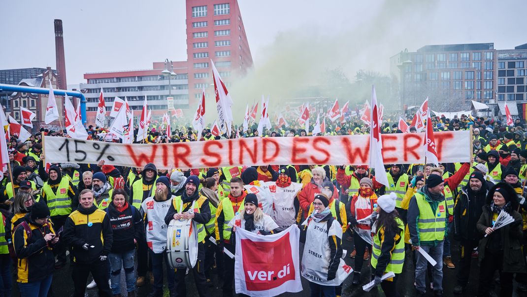 Demonstrant:innen fordern 15 Prozent mehr Lohn für Postangestellte. 