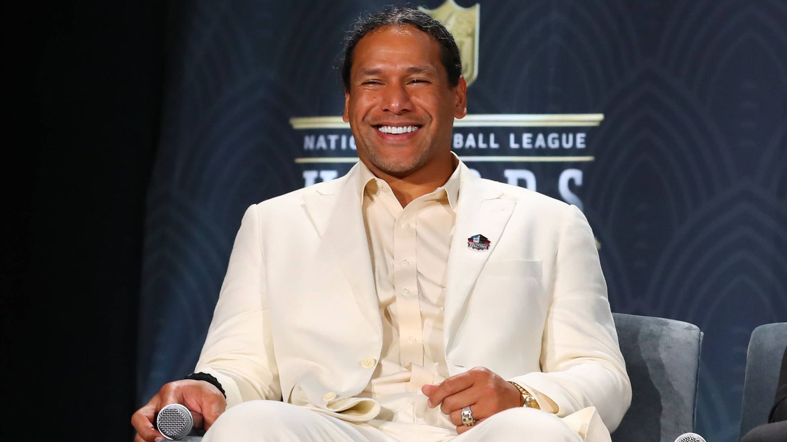 
                <strong>Troy Polamalu</strong><br>
                Der ehemalige Safety war von 2003 bis 2014 für die Pittsburgh Steelers aktiv und gewann mit ihnen zwei Mal den Super Bowl. In diesem Jahr wurde er in die Hall of Fame gewählt. Im Jahre 2018 war er für die mittlerweile wieder eingestellte Football-Profiliga Alliance of American Football als Head of Player Relations tätig.  
              