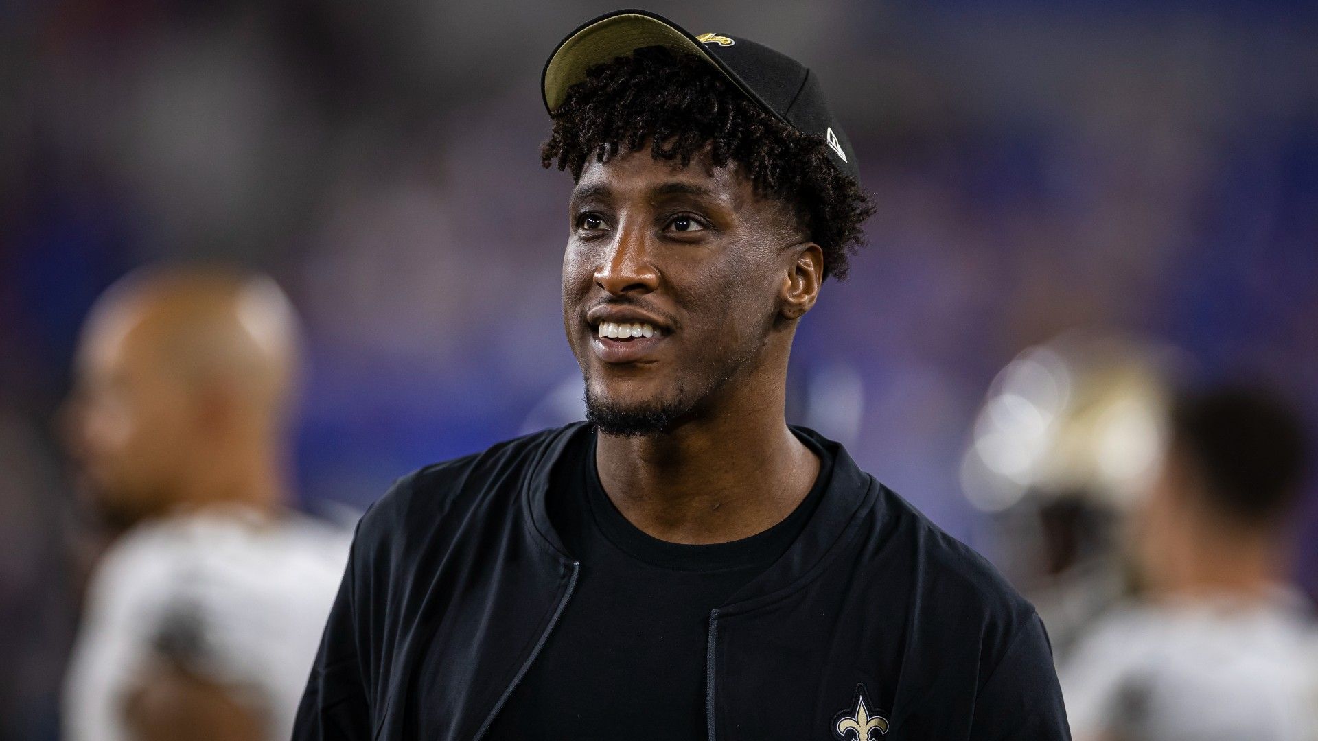 
                <strong>Michael Thomas (New Orleans Saints) </strong><br>
                Bis Mitte November kann Wide Receiver Michael Thomas von den New Orleans Saints ohnehin nicht mitwirken. Eine Knieoperation im Juni setzt den Star-Passempfänger seither außer Gefecht. Ob er allerdings seine Rückkehr aufs Feld auch im Saints-Trikot feiert, bleibt abzuwarten. Das Verhältnis zwischen ihm und der Franchise scheint zerrüttet, nachdem er besagte OP aufgrund von verpassten Arztterminen zu lange hinausgezögert hatte. Öffentliche Streits und Anfeindungen waren die Folge. Eine Möglichkeit für die Saints, das Beste aus der Situation zu machen, wäre ein Trade des Rekordhalters für die meisten Receptions während einer Saison in den kommenden Wochen. Bereits in der Offseason galt es als offenes Geheimnis, dass die Saints bereit sind, sich von Thomas zu trennen, wenn das Angebot stimmt. 
              