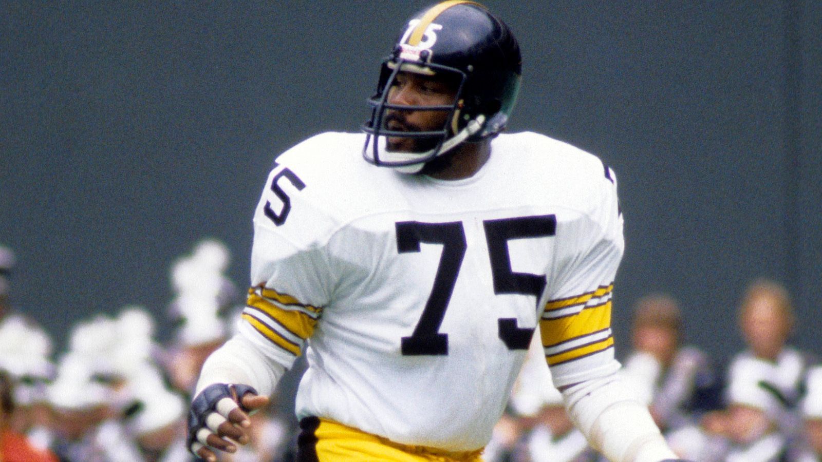 <strong>75: "Mean" Joe Greene</strong><br>Team: Pittsburgh Steelers<br>Position: Defensive Tackle<br>Erfolge: Pro Football Hall of Famer, viermaliger Super-Bowl-Champion, zweimaliger NFL Defensive Player of the Year, fünfmaliger First Team All-Pro, zehnmaliger Pro Bowler<br>Honorable Mentions: Deacon Jones, Howie Long