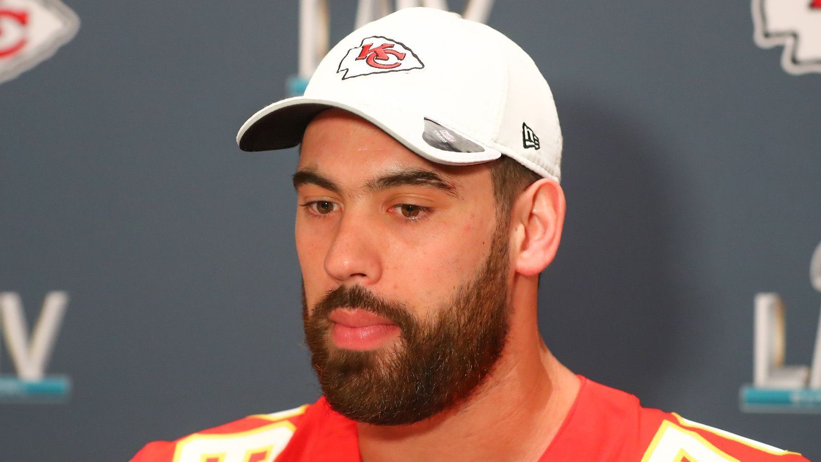 
                <strong>Laurent Duvernay-Tardif (Kansas City Chiefs)</strong><br>
                Der Guard der Kansas City Chiefs feierte im Februar 2020 den Super-Bowl-Sieg mit den Kansas City Chiefs. Er ist allerdings nicht nur NFL-Profi, sondern auch Arzt. Der Offensive-Liner entschied sich gegen Football und für seine Arbeit im Krankenhaus. "Ich kann es mir nicht erlauben, das Virus in unseren Gemeinden potenziell zu übertragen, nur um den Sport auszuüben, den ich liebe. Wenn ich Risiken eingehe, dann nur, um mich um die Patienten zu kümmern", sagte er damals. Gleichwohl hängt sein Herz am Football. Auf Instagram postete er regelmäßig Bilder seiner Chiefs und schreibt: "Ich vermisse dieses Feeling."  
              