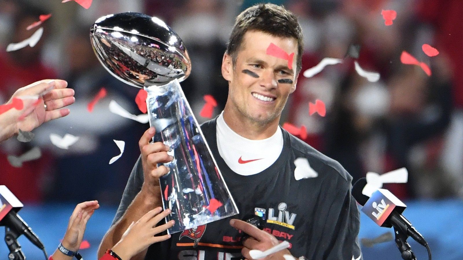 
                <strong>61 Zentimeter und 3,2 Kilogramm - die Vince Lombardi Trophy</strong><br>
                Um sie geht es: die Vince Lombardi Trophy. Bis 1971 hieß das Schmuckstück übrigens nur "World Professionell Football Championship". Sie ist circa 61 Zentimeter groß und wiegt knappe 3,2 Kilogramm. Das Schmuckstück besteht aus Sterlingsilber, der materielle Wert wird auf rund 17.000 Euro geschätzt. Aber für Footballer ist sie unbezahlbar.
              