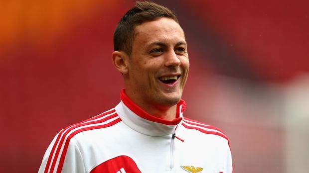 
                <strong>Nemanja Matic</strong><br>
                Nemanja Matic: Für Nemanja Matic hat sich das Kapitel Lissabon gelohnt. Nachdem sich der Serbe 2009 beim FC Chelsea nicht durchsetzen konnte und auch nach einer einjährigen Leihe bei Vitesse Arnheim kein Platz im Kader des Londoner Klubs fand, wechselte er 2011 für nur fünf Millionen Euro in die portugiesische Hauptstadt. Drei Jahre reifte der defensive Mittelfeldspieler in der portugiesischen Liga, bis er 2014 für 25 Millionen Euro zum FC Chelsea zurückkehrte.
              