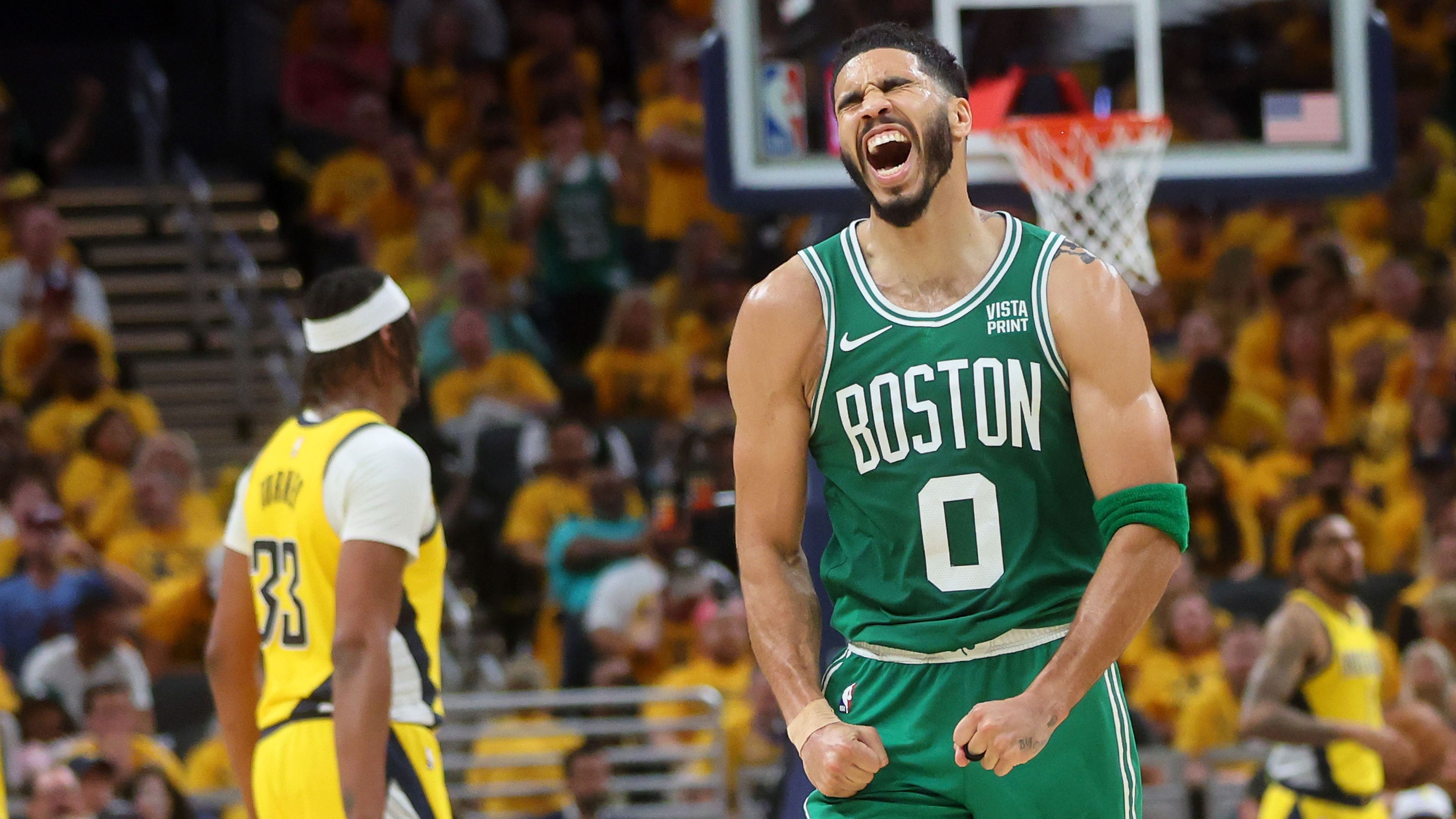 <strong>Jayson Tatum (Boston Celtics) - Starter</strong><br>Der beste Spieler Bostons ist trotz Browns starken Leistungen Jayson Tatum. "JT" ist defensiv, wie offensiv eine Macht. Er kann jederzeit aus der Mitteldistanz oder von hinter der Dreierlinie effizient punkten. Falls die Würfe nicht fallen, ist sein Zug zum Korb ebenfalls elitär. In diesen Playoffs hat er sein Passspiel aus einem Double-Team zudem auf eine neue Stufe gehoben, wovon die Rollenspieler Bostons nun extrem profitieren.