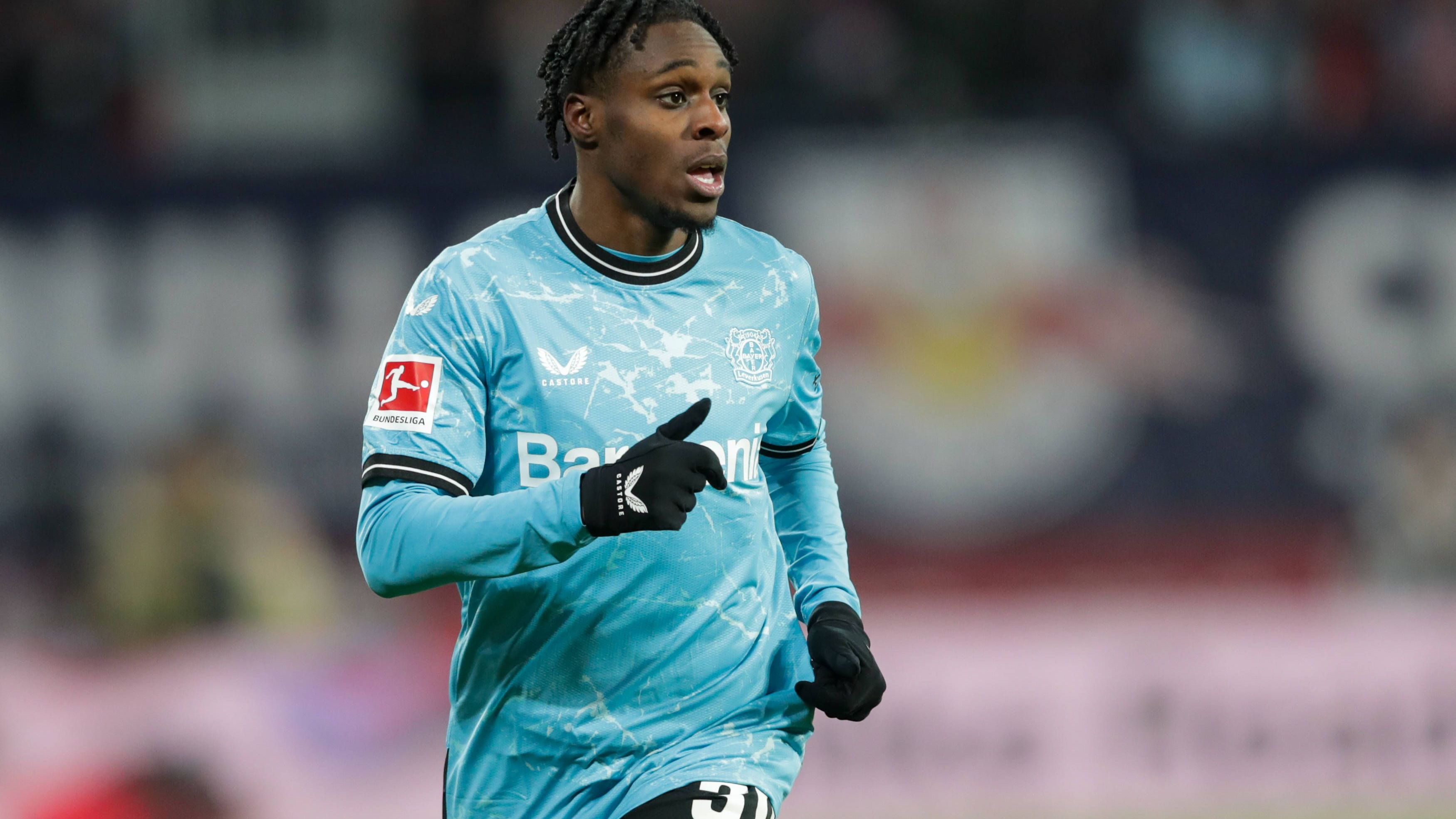 <strong>Jeremie Frimpong (Bayer 04 Leverkusen)</strong><br>Was aus den verschiedenen Gerüchten hervorgeht, ist, dass die Bayern bereits ein Auge auf den kommenden Sommer werfen. So richtig überzeugt scheint man in München von keinem jetzt verfügbaren Kandidaten zu sein. In der Vergangenheit wurden die Bayern immer mal wieder lose mit Jeremie Frimpong in Verbindung gebracht.