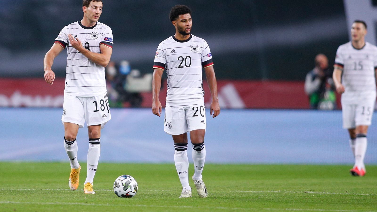 
                <strong>Serge Gnabry</strong><br>
                Beginnt die Partie in der Sturmspitze, hängt dort komplett in der Luft und kann weder Bälle festmachen, noch selbst in gefährliche Positionen kommen. Springt zudem als Gegenspieler von Morata bei der Ecke vor dem 0:1 unter dem Ball hindurch. In Hälfte zwei auf dem Flügel, zu mehr als Ansätzen und der einzigen deutschen Torchance (77.) reicht es aber nicht. ran.de-Note: 6
              