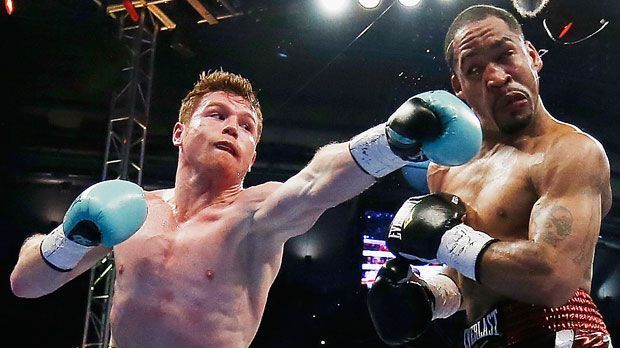 
                <strong>Canelo Alvarez</strong><br>
                Canelo Alvarez: Der Mexikaner, der eigentlich Santos Saul Alvarez heißt, fiebert seinem großen Kampf gegen Mittelgewicht-Champion Miguel Cotto am 21. November 2015 entgegen. Geht der 25-Jährige als Sieger aus dem Ring, könnte er vor einem Fight gegen Golovkin stehen. Seine Bilanz: 42 Siege, ein Unentschieden und eine Niederlage.
              