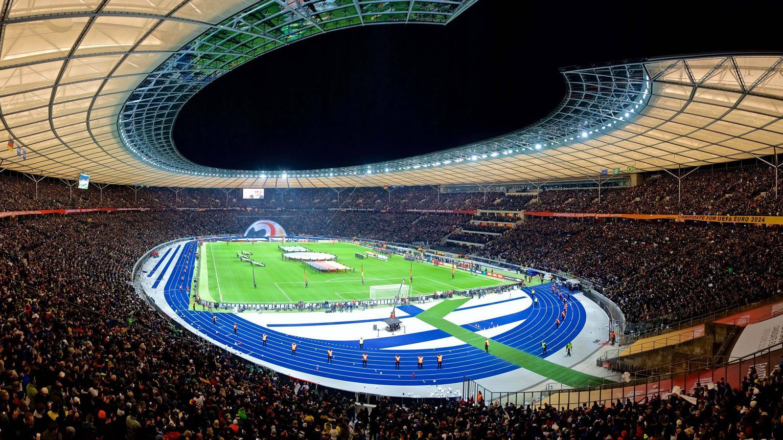 
                <strong>Olympiastadion (Berlin)</strong><br>
                Laufbahn, sehr weitläufig, traditionsreich. Das Olympiastadion in Berlin hat ebenfalls seinen absoluten Charm, dient seit vielen Jahrzehnten Hertha BSC als Heimstätte. Gebaut wurde die Arena im Bezirk Charlottenburg-Wilmersdorf in den 30er-Jahren des vorherigen Jahrhunderts, damit dort die Olympischen Spiele 1936 abgehalten werden konnten. Damals lag das Fassungsvermögen des Olympiastadions bei 100.000 Personen, heute kommen bei Hertha-Heimspielen höchstens 74.649 Fans ins Stadion. Bekannt ist die Arena in Berlin natürlich als traditioneller Endspiel-Ort des DFB-Pokal-Finals. Kurios: Während des zweiten Weltkrieges dienten die Katakomben des Olympiastadions zeitweise als Produktionsanlage für Zünder der Firma "Blaupunkt". 
              