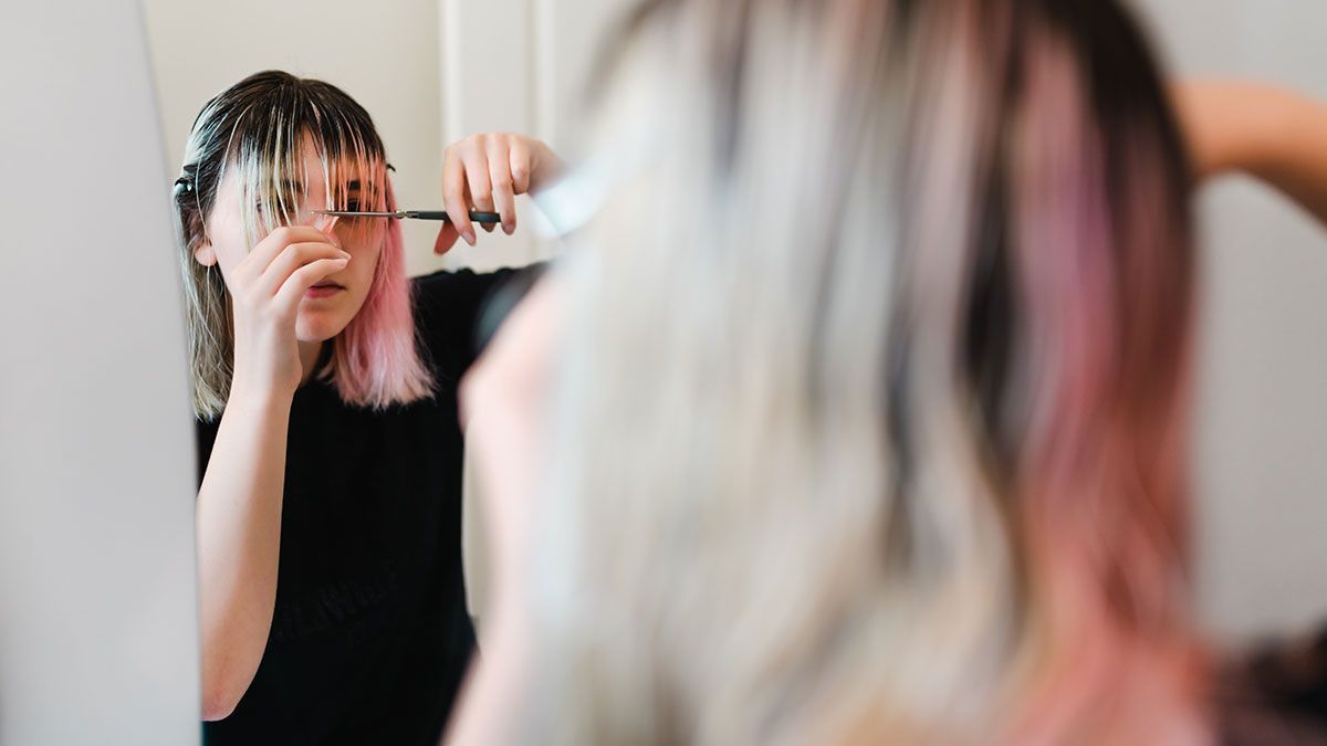 Von Pony bis Spitzen schneiden – beim Haare selber schneiden ist die richtige Technik gefragt. Mehr dazu lest Ihr im Beauty-Artikel.
