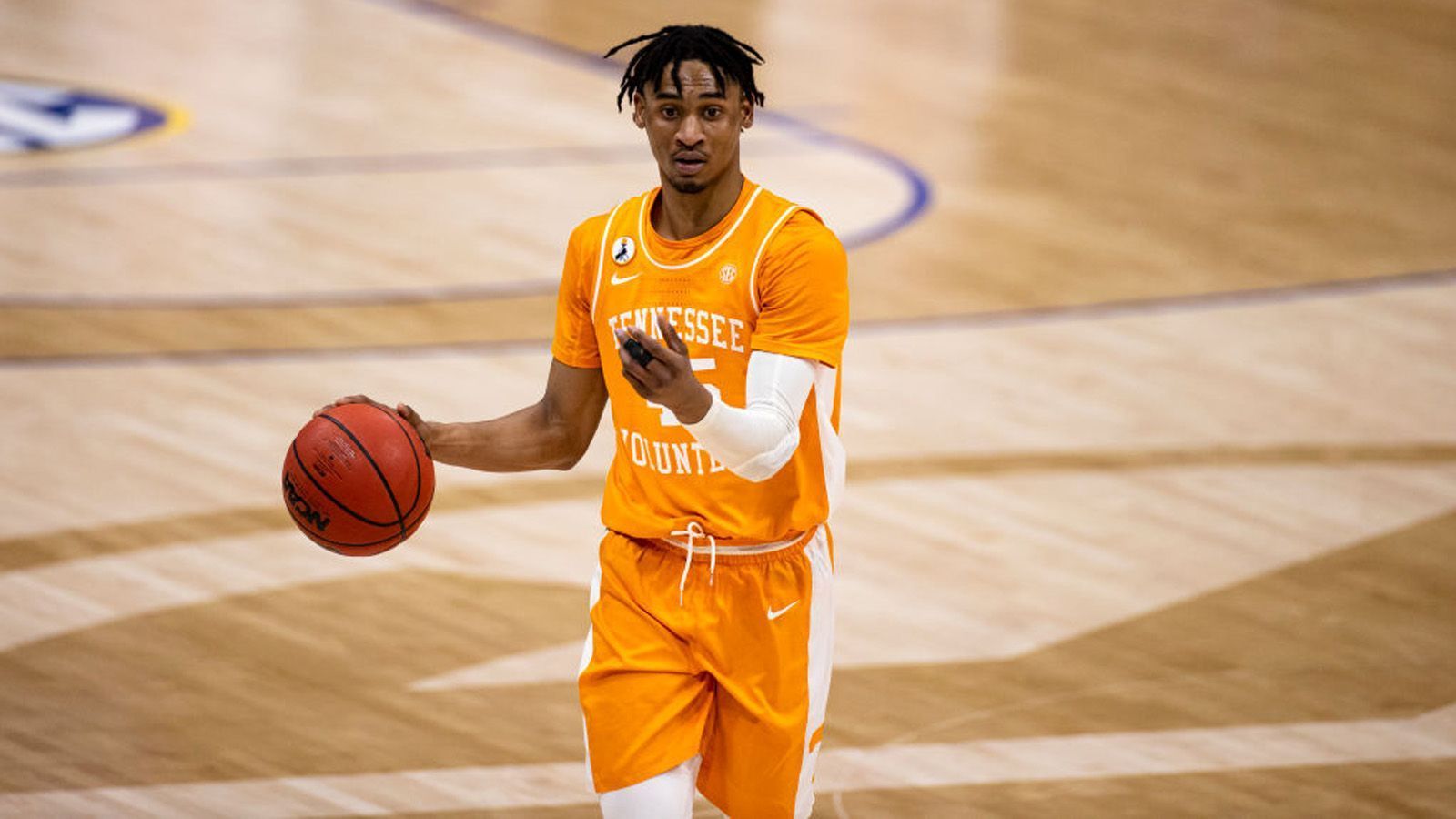 
                <strong>Keon Johnson (Tennessee, Guard)</strong><br>
                Die Karriere von Keon Johnson wäre fast vorbei gewesen, bevor sie überhaupt begonnen hat. Als Jugendlicher verletzte er sich bei einem Feuerwerkskörper-Unfall so schwer, dass ihm die Amputation einer Hand drohte. Heute zählt der 19-Jährige zu den größten Talenten des College-Basketballs. 11,3 Punkte und 3,5 Rebounds waren vergangene Saison sein Schnitt.
              