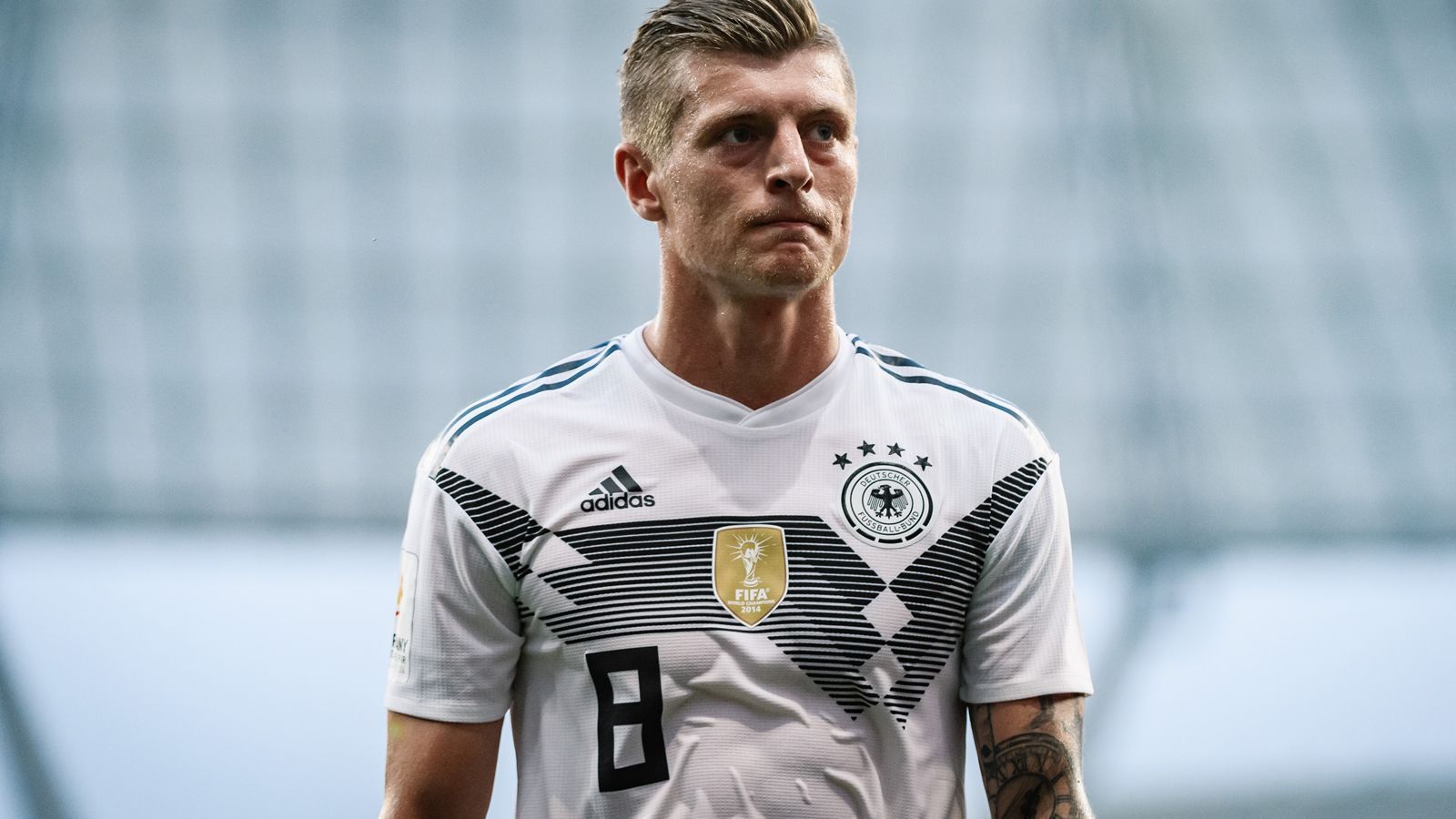 
                <strong>Achter: Toni Kross</strong><br>
                Wenn Khedira der emotionale Leader ist, muss Kross der spielerische Gegenpart werden. Was ihm an Körpersprache oder Lautstärke fehlt, hat er definitiv im Kopf und im Fuß. Zur Erinnerung: Er hat viermal die Champions League gewonnen. Kroos muss das deutsche Spiel lenken. Zum Thema System-Wechsel: Das ist überhaupt kein Problem, denn Kroos kennt es, als "Achter" einen Abräumer im Mittelfeld hinter sich zu haben. Bei Real Madrid spielt er vor Casemiro. 
              