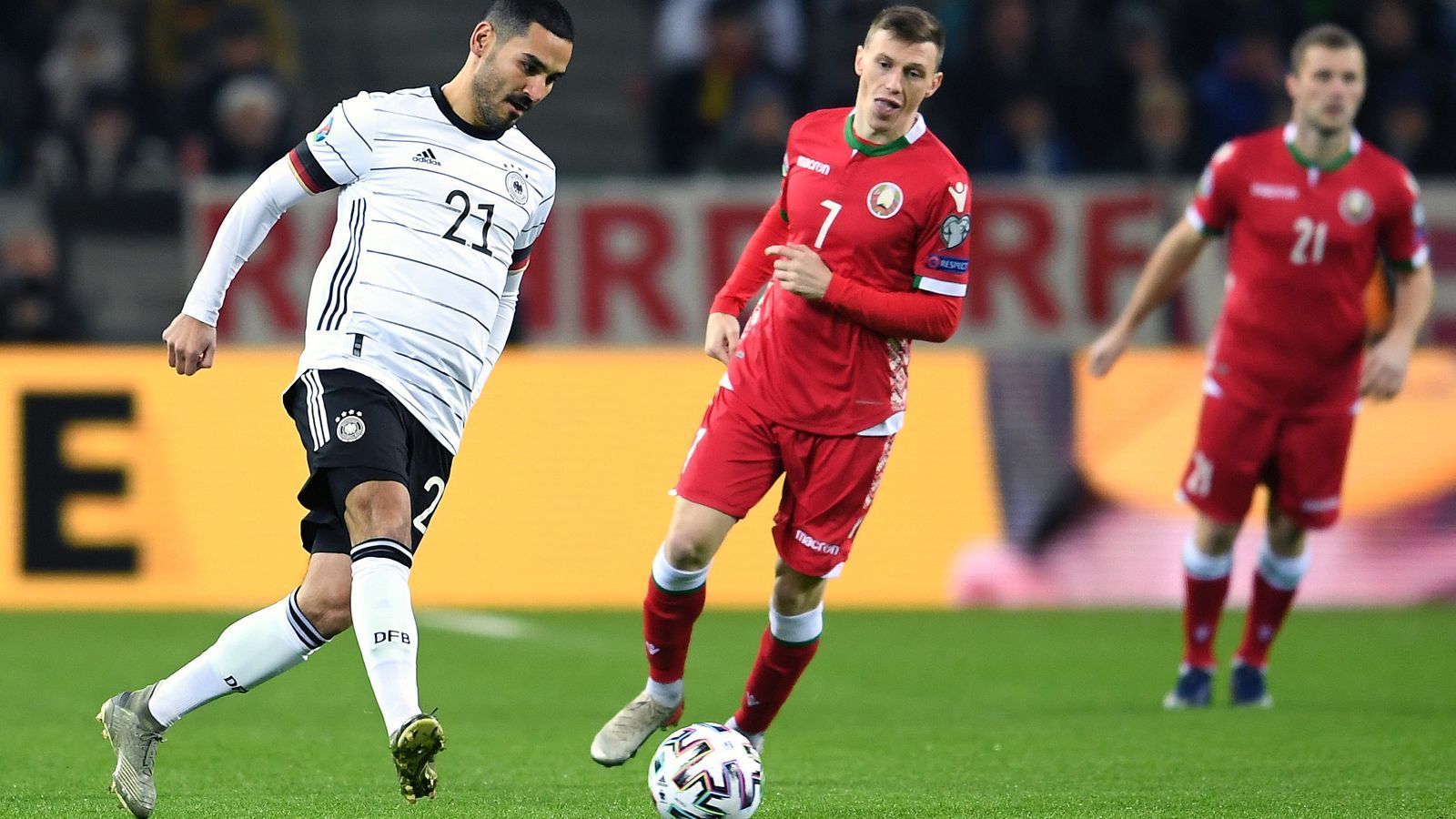 
                <strong>Ilkay Gündogan</strong><br>
                Fällt neben dem starken Kroos etwas ab. Gündogan ist zwar immer wieder anspielbar, doch initiiert nur selten gefährliche Angriffe des DFB-Teams. Ein insgesamt unauffälliger Auftritt von Gündogan. ran-Note: 3
              