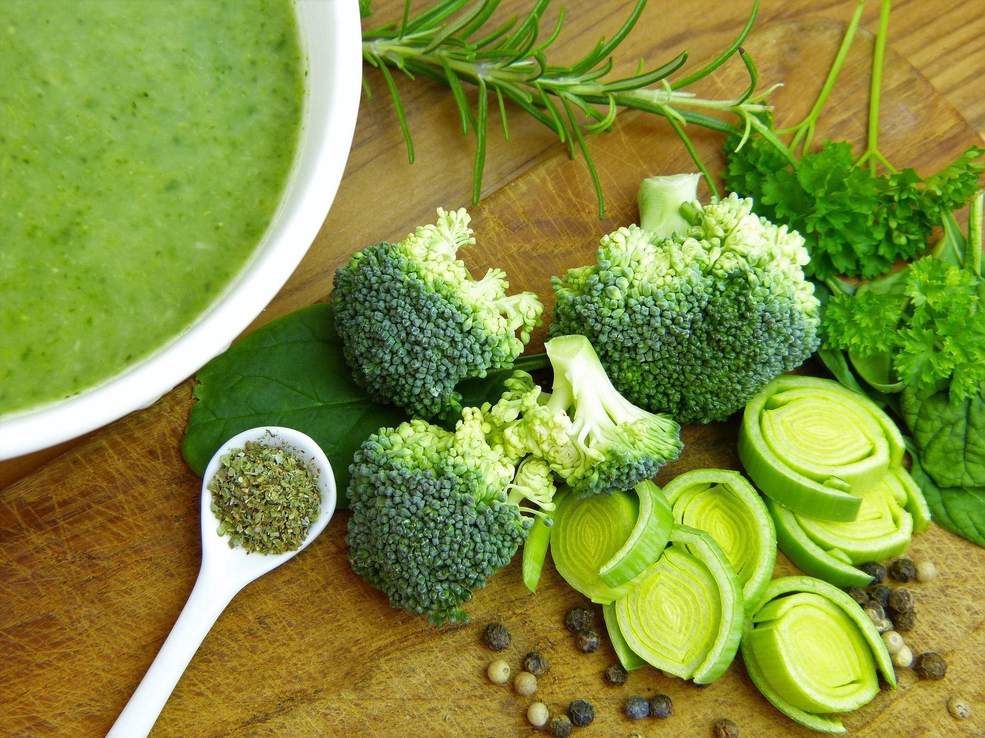 Broccolicremesuppe mit Schinkennudeln