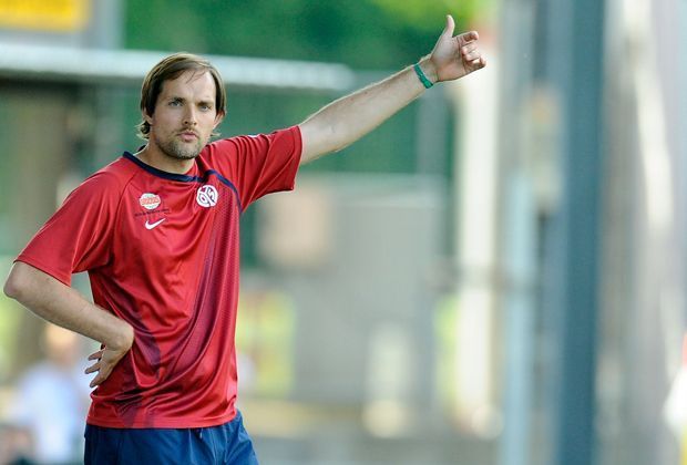 
                <strong>Thomas Tuchel</strong><br>
                2008 wechselt Thomas Tuchel zum 1. FSV Mainz 05 und trainiert ein Jahr lang erfolgreich die U 19 der Rheinhessen. Nachdem Jörn Andersen nach misslungenem Saisonstart 2009 gefeuert wird, darf Tuchel sein Können in der Bundesliga unter Beweis stellen.
              