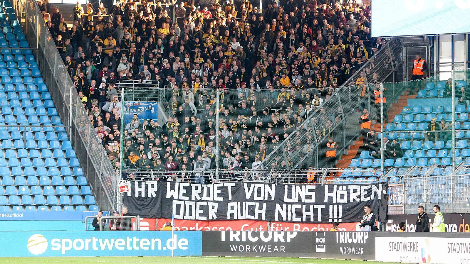 
                <strong>Fan-Protest in Bochum</strong><br>
                So etwa in den Gästekurve der Dresdner in Bochum.
              