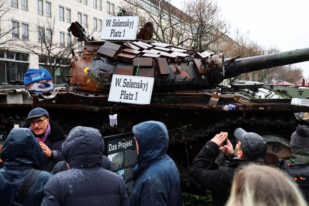 Ein zerstörter russischer T-72 Panzer, aufgestellt vor der Botschaft Russlands in Berlin.