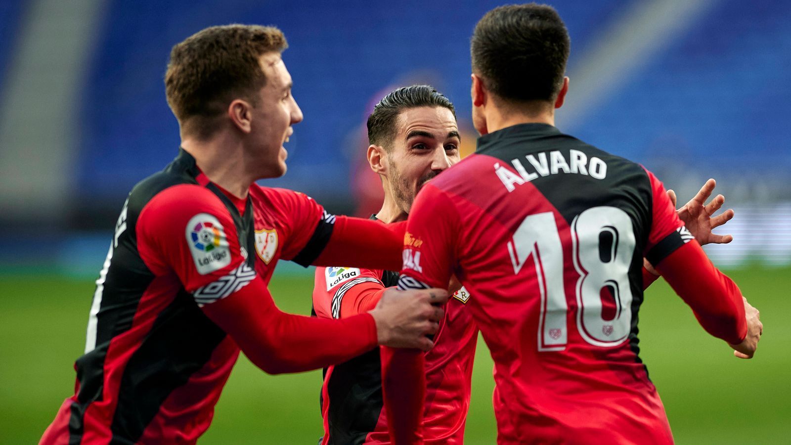 
                <strong>Rayo Vallecano (Spanien)</strong><br>
                In einem spannenden Playoff-Duell gegen Girona konnte sich Rayo Vallecano den letzten La-Liga-Platz für die Saison 2021/22 sichern. Nach einer 1:2-Heimpleite sorgte Rayo Vallecano im Rückspiel durch einen 2:0-Sieg für den Aufstieg. Bereits in der siebten Minute brachte Alvaro Garcia (re.) die Gäste im Rückspiel in Führung, kurz vor der Pause erzielte Oscar Trejo dann das 2:0. Selbst eine Rote Karte für Rayos Emiliano Velazquez in der 56. Minute brachte das Team aus dem Madrider Stadtviertel Vallecas nicht mehr vom Kurs Richtung La Liga ab. Zuletzt spielte Rayo Vallecano in der Saison 2018/19 in La Liga.
              