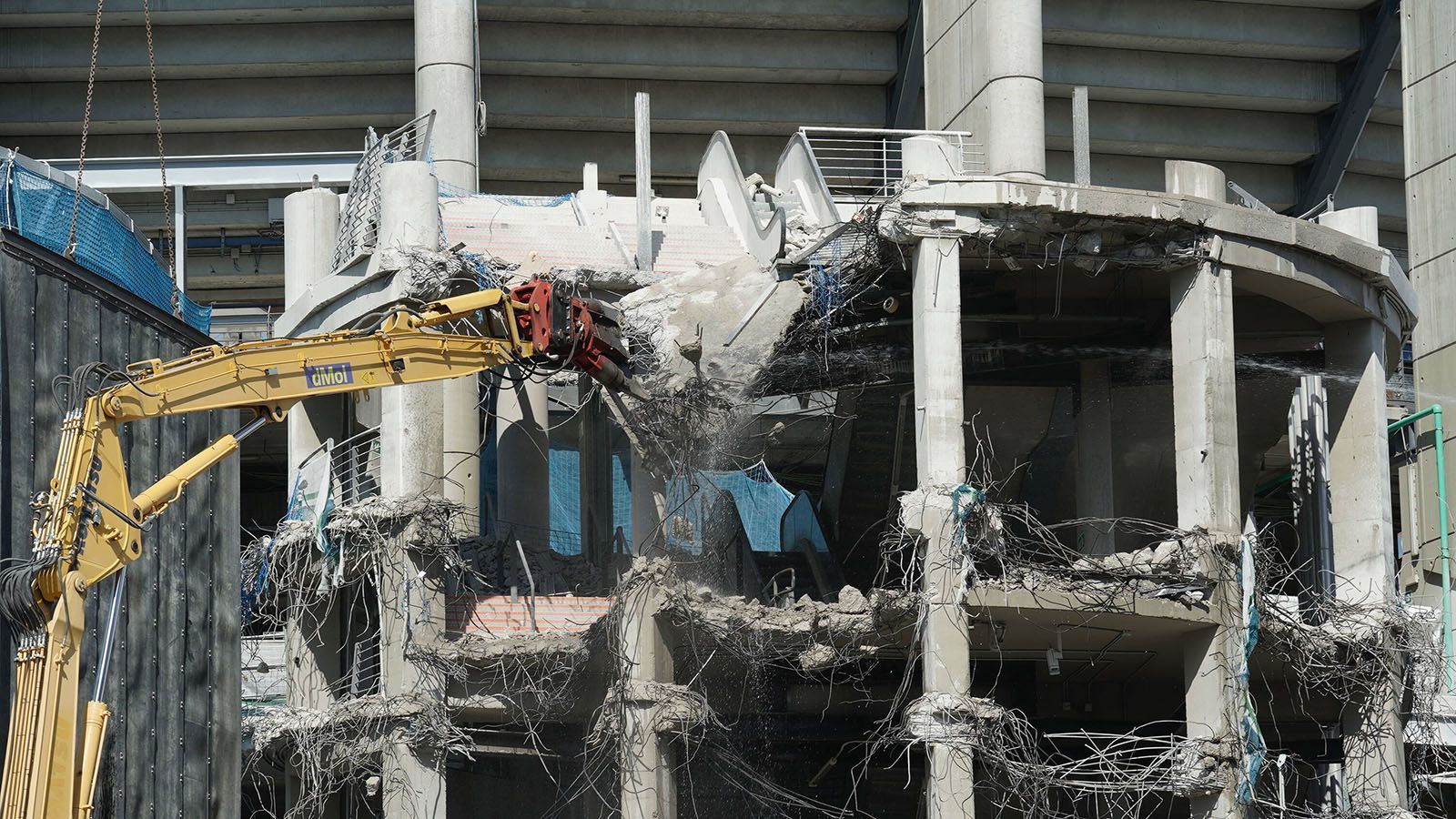 
                <strong>Die Bilder von Reals Stadionbaustelle</strong><br>
                Teilweise werden sogar noch einzelne Bestandteile des Santiago Bernabeu abgerissen. Aktuell ist es nur schwer vorstellbar, dass in knapp drei Wochen in diesem Stadion ein Fußballspiel stattfinden soll. 
              