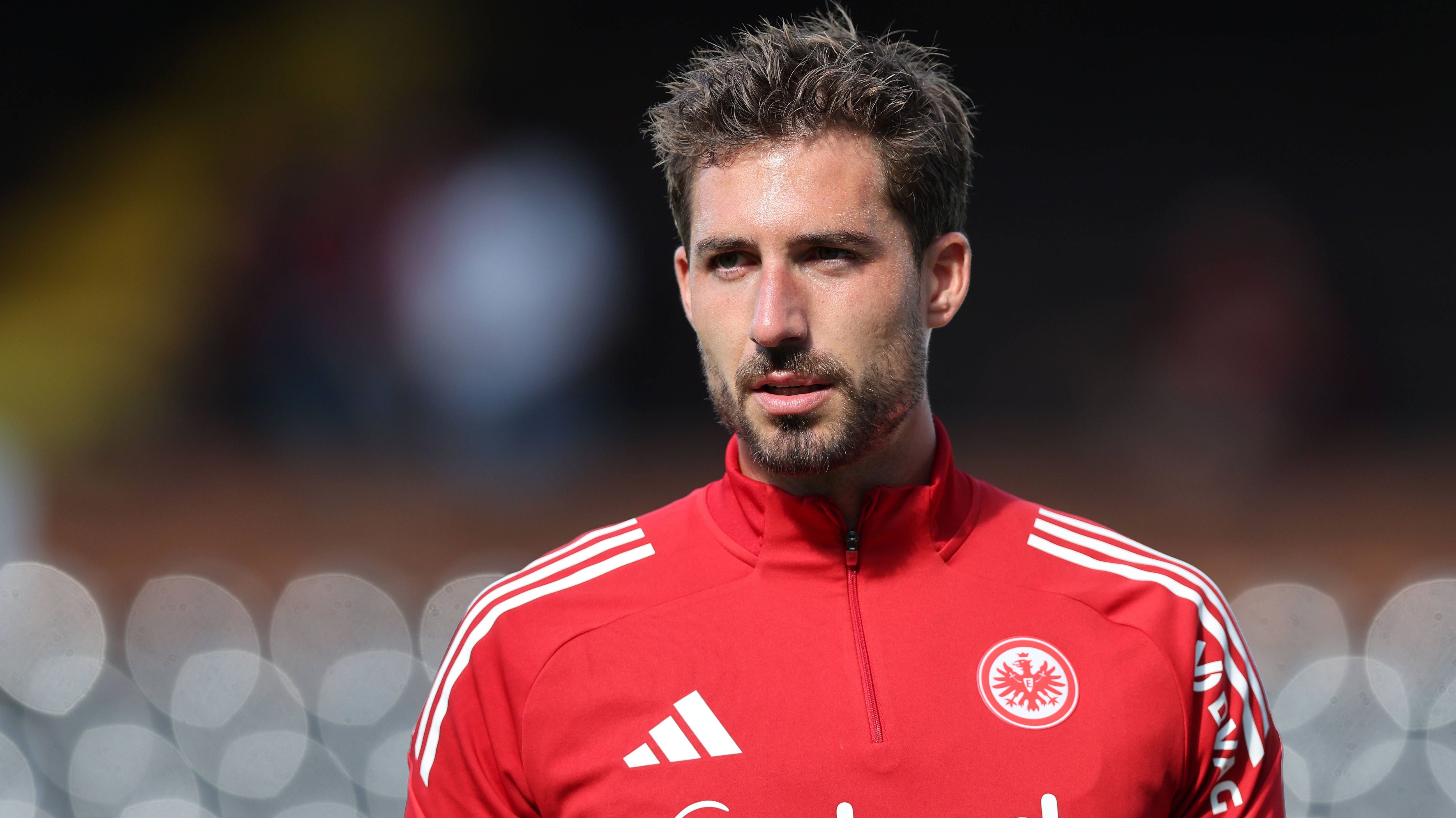 <em><strong>Kevin Trapp (Eintracht Frankfurt)</strong><br>Paukenschlag bei der SGE: Nach Informationen von "Le Parisien" steht Kevin Trapp offenbar kurz vor einem Wechsel zum Ligue-1-Aufsteiger Paris FC. Brisant: Trapps Verlobte lebt in Paris, der Keeper verbrachte seine freien Tage zuletzt regelmäßig dort. Für Eintracht Frankfurt wäre ein Abgang heikel, denn Ersatzmann Kauã Santos befindet sich nach seinem Kreuzbandriss noch in der Reha und wird zum Saisonstart voraussichtlich nicht zur Verfügung stehen.</em>
