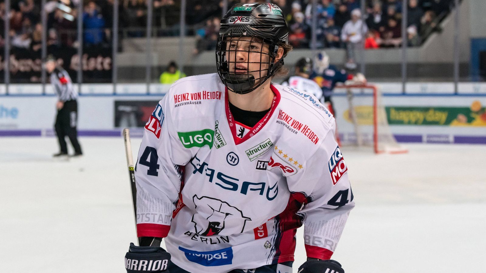 
                <strong>Lukas Reichel</strong><br>
                Auch Lukas Reichel zählt zu den vielversprechendsten Talenten beim NHL Draft 2020 und könnte laut Prognosen zum Ende der 1. Runde hin ausgewählt werden. In der zurückliegenden Spielzeit absolvierte er seine erste Saison in der DEL für die Eisbären Berlin. In 42 Spielen hatte er jeweils zwölf Tore und Assists zu verbuchen. Reichel stammt aus einer Eishockey-Familie. Sein Onkel Robert Reichel absolvierte 830 Hauptrunden-Spiele in der NHL, sein Vater Martin Reichel spielte früher in der DEL, sein Bruder Thomas spielt ebenfalls für die Eisbären in Berlin.
              