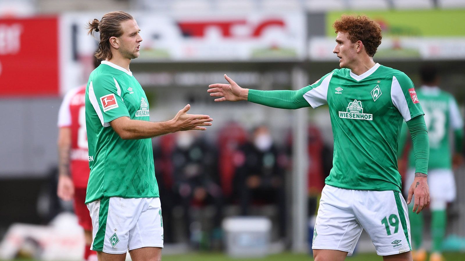 
                <strong>SV Werder Bremen</strong><br>
                Der SV Werder Bremen vermeldete lediglich die Rückkehr der verliehenen Torhüter Michael Zetterer und Luca Plogmann, ansonsten änderte sich nichts am Kader der Hanseaten.
              