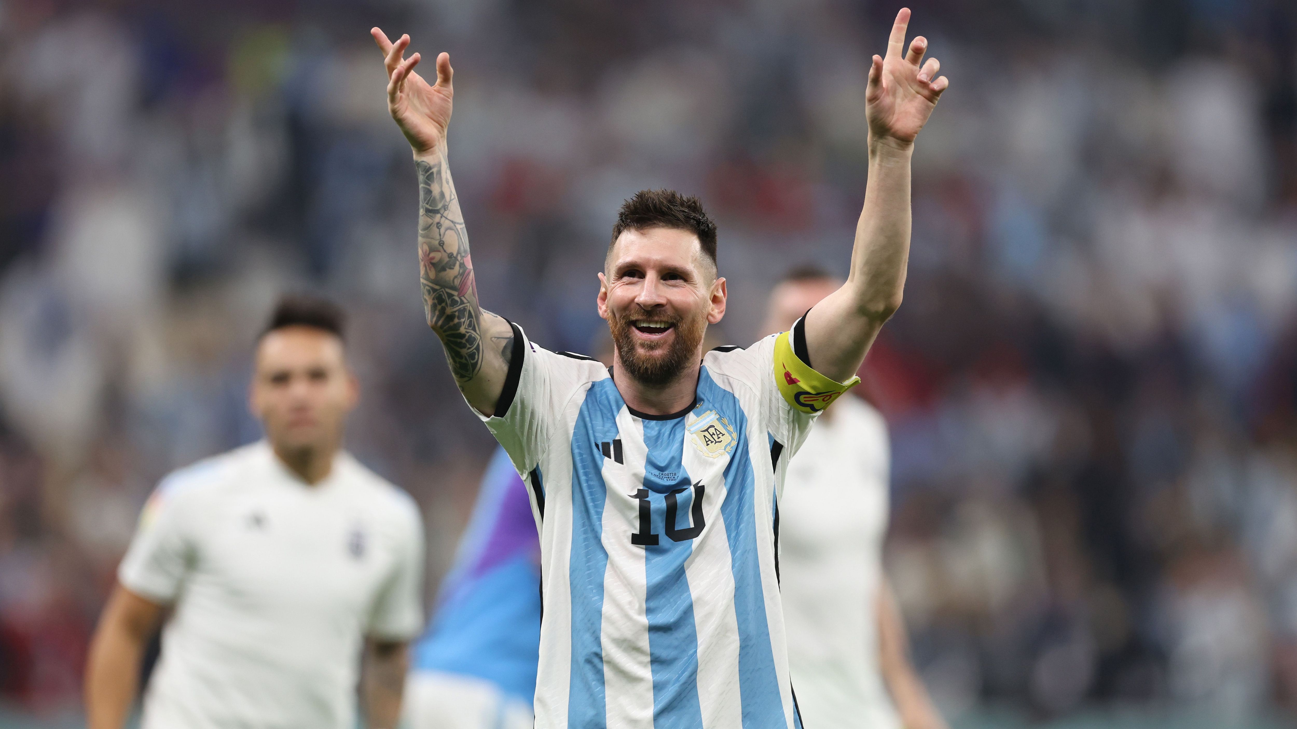 
                <strong>Offensive: Argentinien</strong><br>
                Messi dreht mit jedem Spiel des Turniers die Uhr ein gutes Stück weiter zurück und führt die gegnerischen Defensiven phasenweise vor wie zu besten Zeiten. Doch wird er als Alleinunterhalter auch gegen Frankreich reichen? Gegen den Titelverteidiger wird auch der Hoffnungsträger Argentiniens erneut einen Sahnetag brauchen, damit es zum Titel reicht. Julian Alvarez, Spitzname "die Spinne", ist Messis kongenialer Offensivpartner in Diensten von Manchester City. Der 22-Jährige erzielte in Katar bereits vier Treffer und legte ein weiteres Tor auf – gegen die Kroaten im Halbfinale traf Alvarez doppelt. Bekommt Argentinien Messi und Alvarez erneut ins Rollen wie in den Runden zuvor, wird es auch für die starke französische Defensive ganz eng. Und von der Bank kann Argentinien ja auch noch Lautaro Martinez bringen.
              