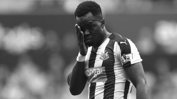 
                <strong>Cheik Tiote</strong><br>
                Wie im Juli 2015 Gogic, so verstarb zwei Jahre später auch der ivorische Nationalspieler Cheik Tiote während einer Übungseinheit in China. Der 30-Jährige erlitt beim Training seines Teams von Beijing Enterprises einen Zusammenbruch.
              