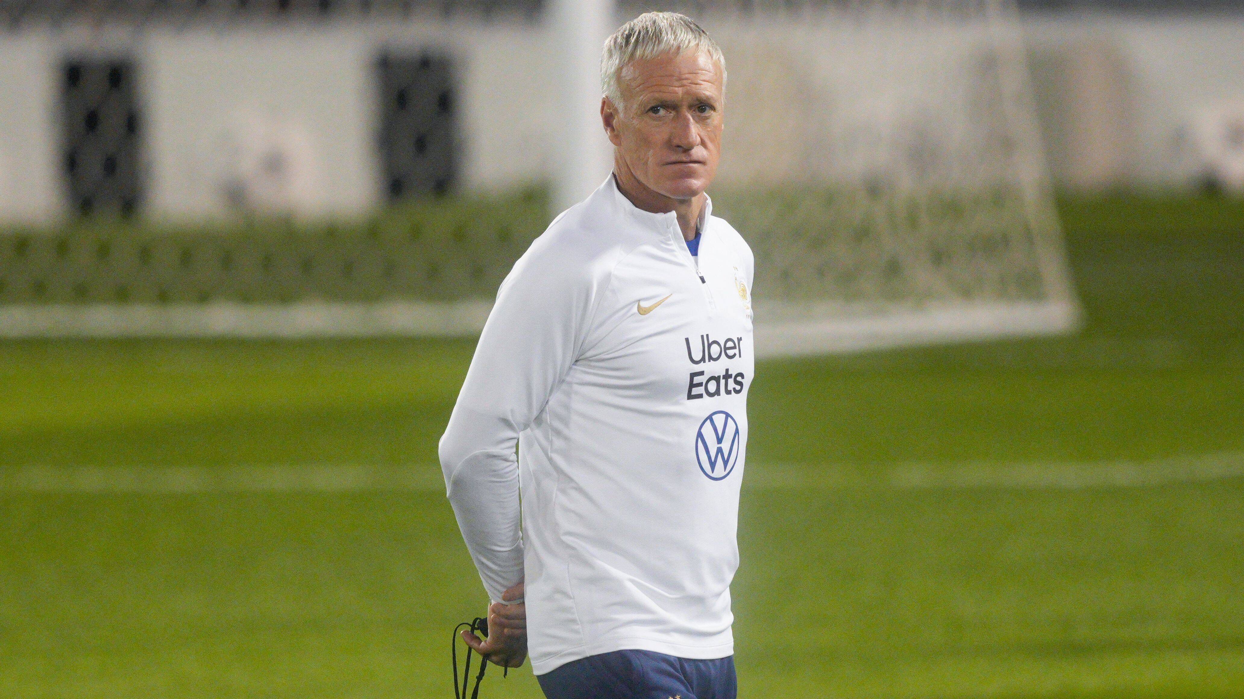 
                <strong>Trainer: Didier Deschamps (Frankreich)</strong><br>
                Vor dem Turnier machten Gerüchte die Runde, dass die Zeit von Deschamps bei "Les Bleus" bereits vor der Reise nach Katar gezählt sei. Nationalheiligtum Zinedine Zidane würde zum Jahreswechsel übernehmen. Doch der 54-Jährige zeigte sich unbeeindruckt von den Spekulationen und führte Frankreich erneut ins Endspiel. Deschamps besticht durch seine abgezockte Art und klare Vorstellung von Fußball. Und im Gegensatz zu seinem Gegenüber kennt sich der Trainer der "Grand Nation" bestens damit aus, Endspiele nach Hause zu bringen. Die Titelverteidigung wäre für den Weltmeister 1998 und Europameister 2000 als Spieler der endgültige Ritterschlag nach über zehnjähriger Amtszeit als Nationaltrainer. Man darf sich beim Finale neben dem Duell Mbappe gegen Messi auf das Aufeinandertreffen zweier ganz großer Strategen an der Seitenlinie freuen. Die Erfahrung auf der ganz großen Bühne spricht aber auch hier für Frankreich.Stand: 4:2 für Frankreich
              