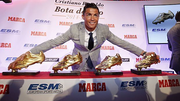 
                <strong>UEFA Allstars ohne CR7</strong><br>
                Die Gruppenphase der EM-Quali ist abgeschlossen. Und die UEFA wartet erst gar nicht die Playoff-Duelle im November ab, sondern benennt schon jetzt ihr Allstar-Team der Ausscheidungsspiele. Für den frisch gekürten Torschützenkönig Europas Cristiano Ronaldo ist da kein Platz. ran.de zeigt alle 18 Spieler der Mannschaft.
              